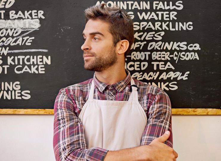 Foto homem quadro e menu em uma cafeteria com os braços cruzados para pensar visão ou ideias para o serviço barista pessoa ou proprietário de uma pequena empresa por um quadro em um café para catering com lista na itália