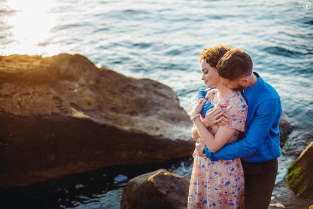 Homem que abraça sua amiga com o fundo do mar