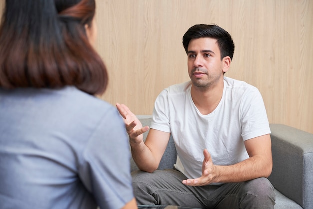 Homem que consulta com cosmetologista