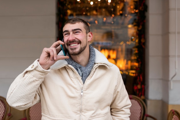 Homem que fala no telefone