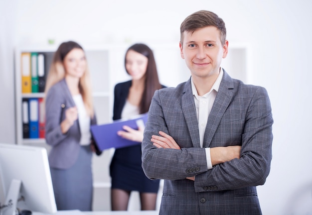 Homem que faz a apresentação no escritório e nos colegas do treinamento.