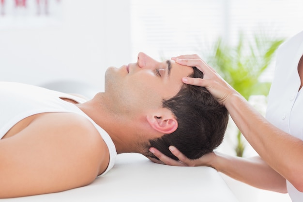 Homem que recebe a massagem na cabeça