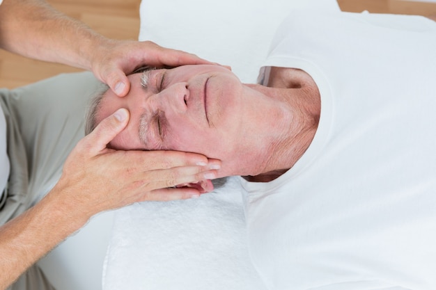 Homem que recebe a massagem na cabeça