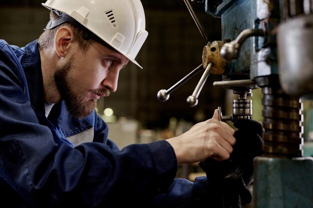 Foto homem que repara equipamentos industriais