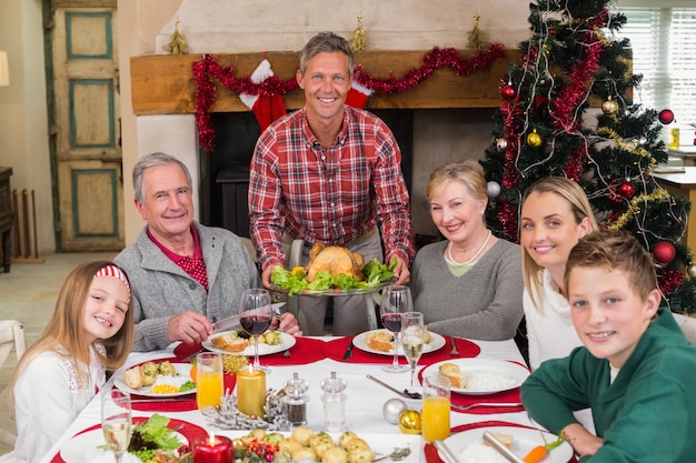 Homem que serve peru assado no Natal