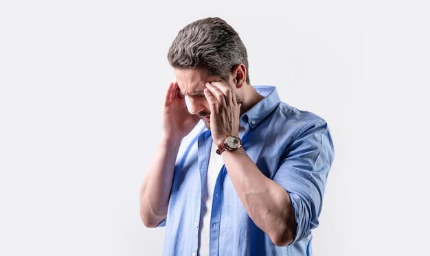 Homem que sofre de dor de cabeça ou enxaqueca usa camisa homem com dor de cabeça ou enxaqueca