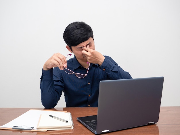 Homem que tentou tirar os óculos do trabalho sente fadiga ocular