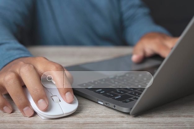 Homem que trabalha com laptop de computador pesquisando informações de dados de internet de navegação