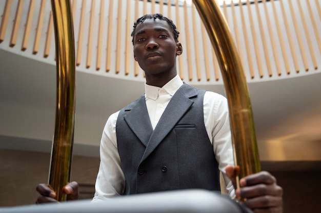 Foto homem que trabalha como recepcionista de hotel