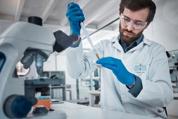 Foto homem que trabalha em laboratório estuda dna químico em tubo de ensaio e pesquisa tecnologia científica na alemanha cientista especialista em patologia solução líquida e foco na carreira em ciência futurista