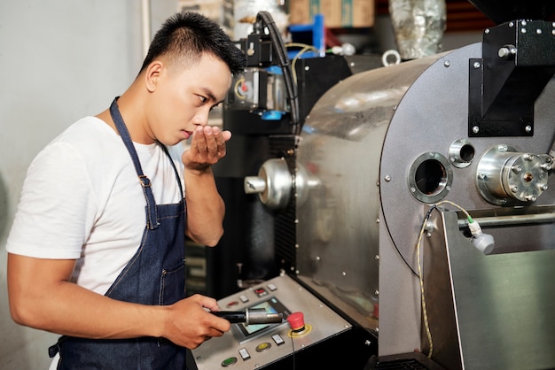 Homem que trabalha na produção de torrefação de café