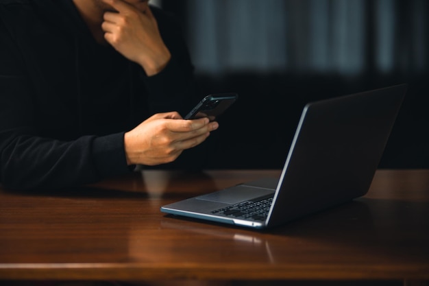 Homem que trabalha no computador portátil em casa