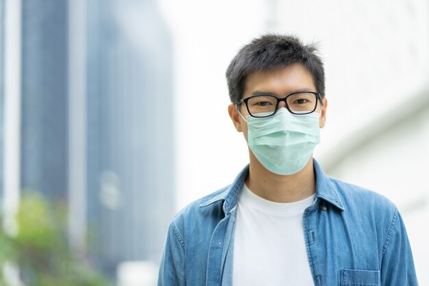 Homem que usa máscara facial protege o filtro contra a poluição do ar (PM2.5)