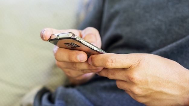 Homem que usa um smartphone, foco macio.