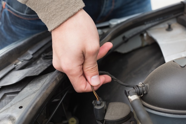 Homem que verifica o motor de seu carro