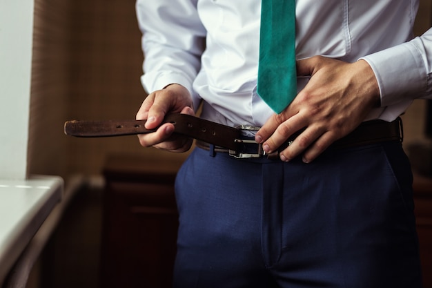 Homem que veste um cinto, empresário, político, estilo masculino, mãos masculinas closeup, empresário americano, empresário europeu, um empresário da Ásia, conceito de pessoas, negócios, moda e roupas