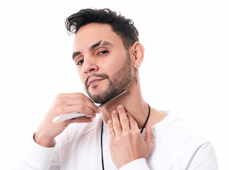 Foto homem raspando a barba com navalha em fundo branco