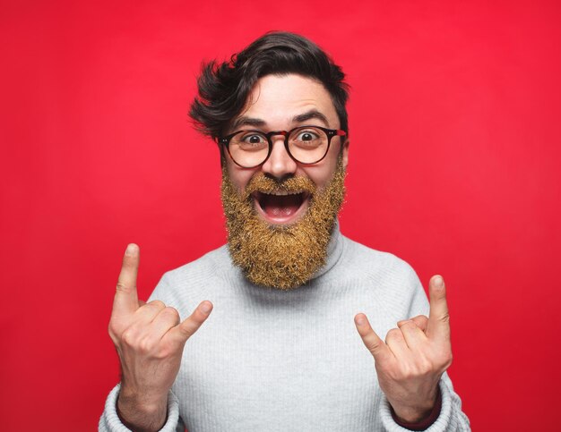 Foto homem rebelde com barba dourada em vermelho