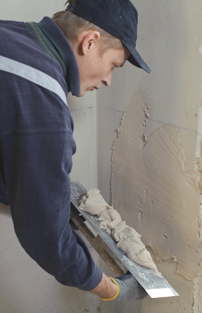 Homem recebe gesso manualmente de gesso