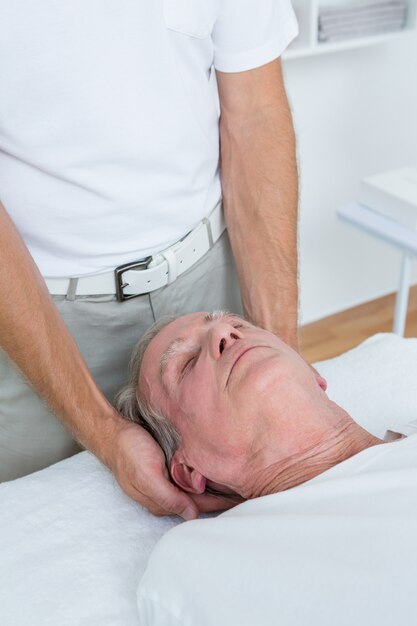 Foto homem, recebendo, pescoço, massagem, em, médico, escritório