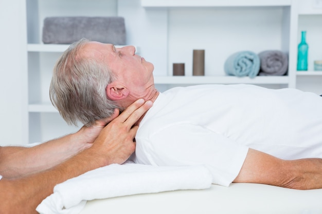 Foto homem, recebendo, pescoço, massagem