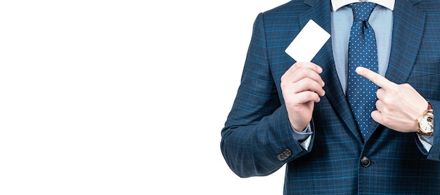 Homem recortado de terno apontando o dedo no débito vazio ou cartão de visita para anúncio de espaço de cópia