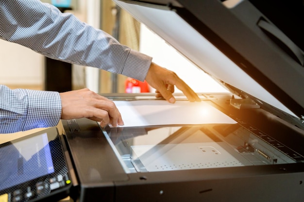 Homem recortado imprimindo papel fotocopiador no escritório