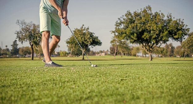 Homem recortado jogando golfe no golfe de grama verde