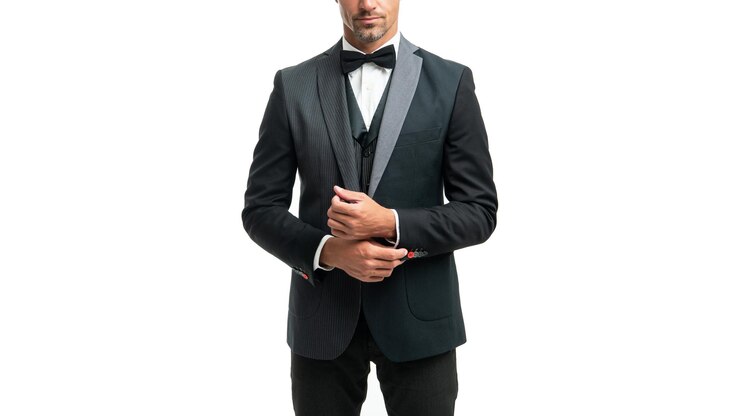 Foto homem recortado no empresário de terno de gravata borboleta isolado no grande chefe branco com roupa formal