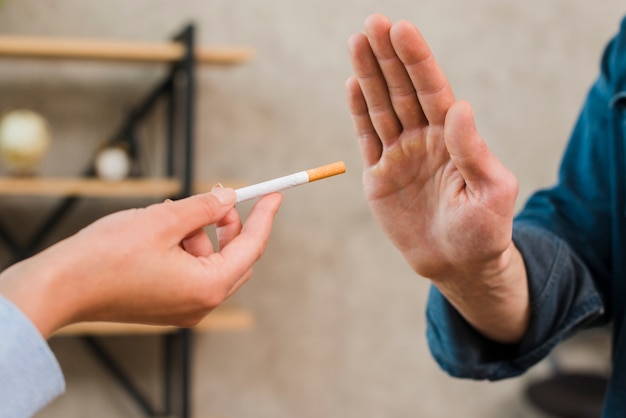 Homem, recusar, cigarros, oferecido, por, seu, femininas, colega