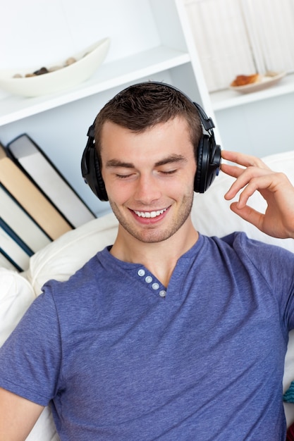 Foto homem relaxado ouvindo música