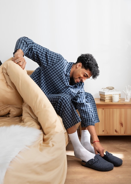 Foto homem relaxando e cuidando de si mesmo