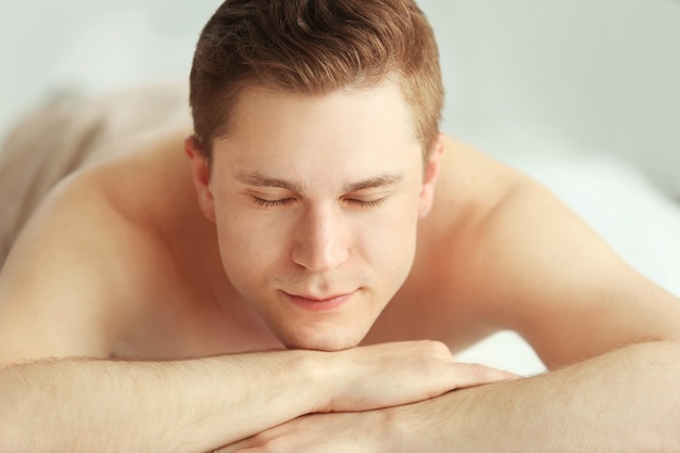 Homem relaxando em salão de spa