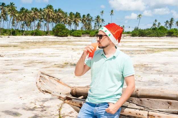 homem relaxando em uma praia