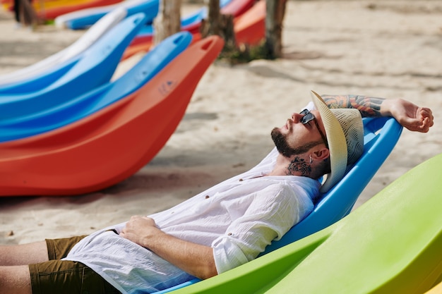 Homem relaxando na praia