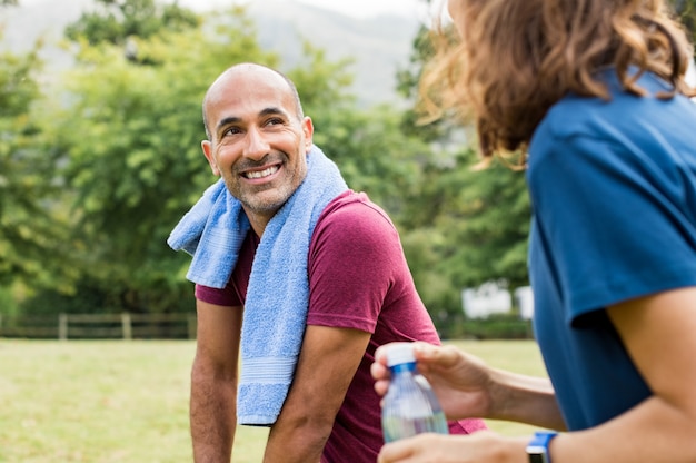 Homem relaxante após treino