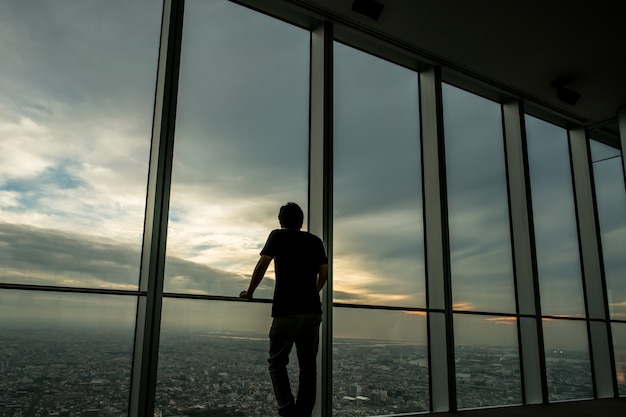 Foto homem relaxante e apreciando a vista da janela