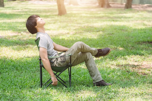 Homem, relaxante, ligado, acampamento, cadeira