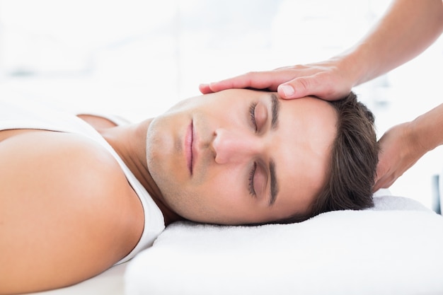 Homem relaxante na mesa de massagem