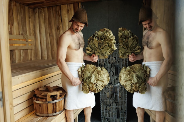 Homem relaxante na sauna