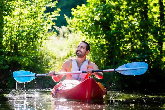 Homem, remar, com, caiaque, ligado, rio, para, esporte água