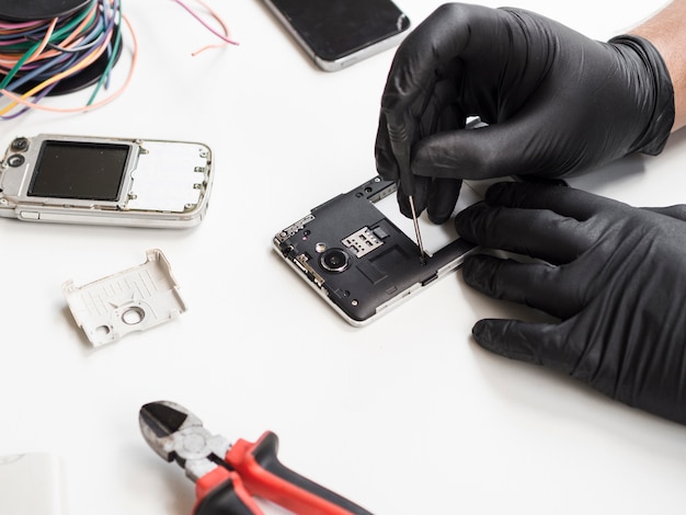 Homem, removendo, cobertura telefone, para, reparar