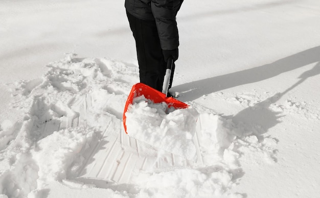 Homem removendo neve com pá de neve