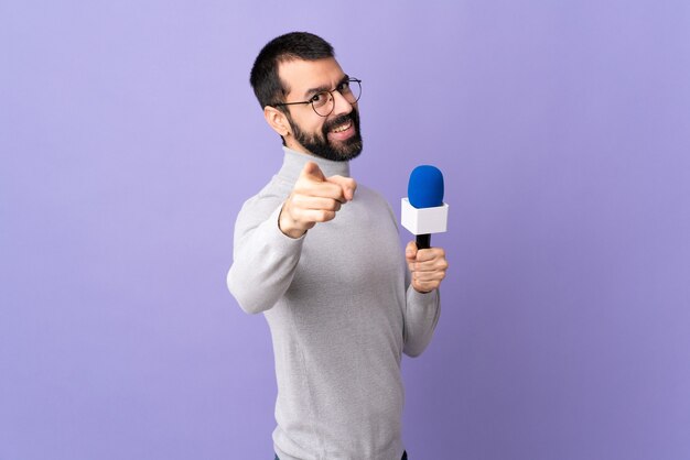 Homem repórter posando