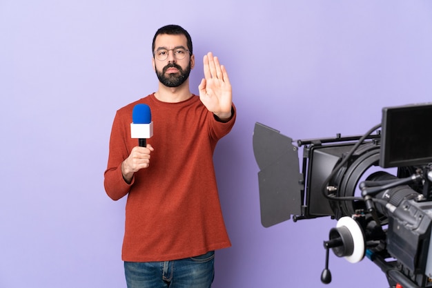 Homem repórter sobre fundo roxo isolado