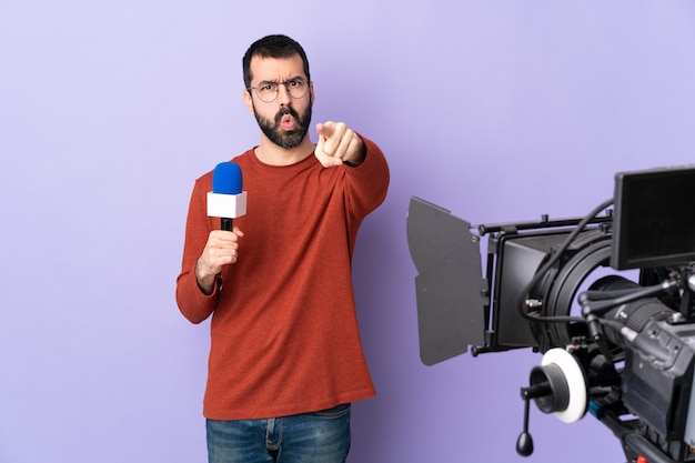 Homem repórter sobre fundo roxo isolado