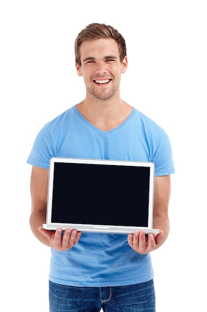 Homem retrato e laptop com tela em estúdio para publicidade de mídia social anúncio na internet e feliz Mockup espaço pessoa e tecnologia para marketing de site e sorriso em fundo branco