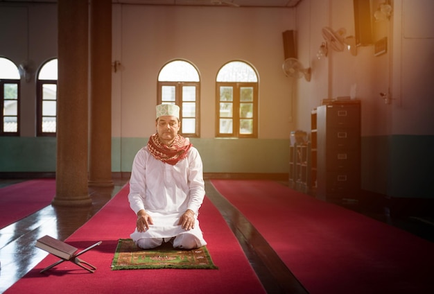 Homem rezando na mesquita