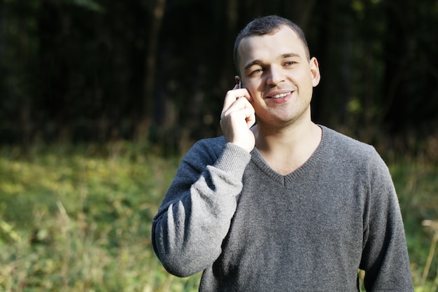 Homem rindo enquanto ele conversa em seu celular