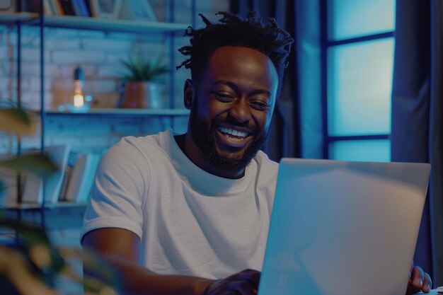 Homem rindo enquanto usa laptop em casa